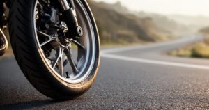 Comparatif pneus radiaux vs diagonaux : optimiser la pression sur votre moto Honda CB750 Hornet